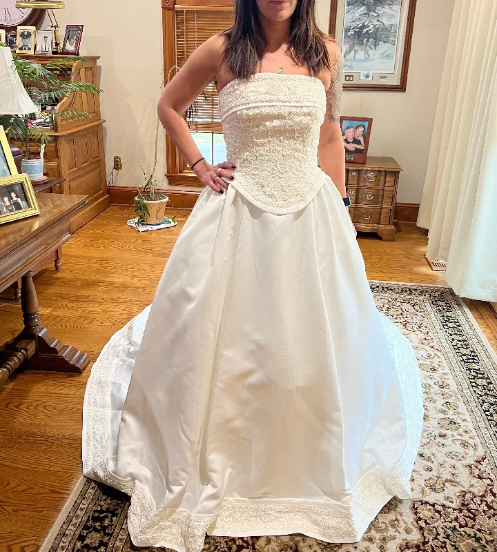 Today Only Alfred Angelo Vintage Strapless A-Line 1104