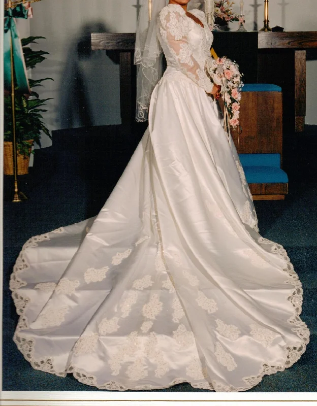 Weekend Special Alfred Angelo Ivory Traditional Satin