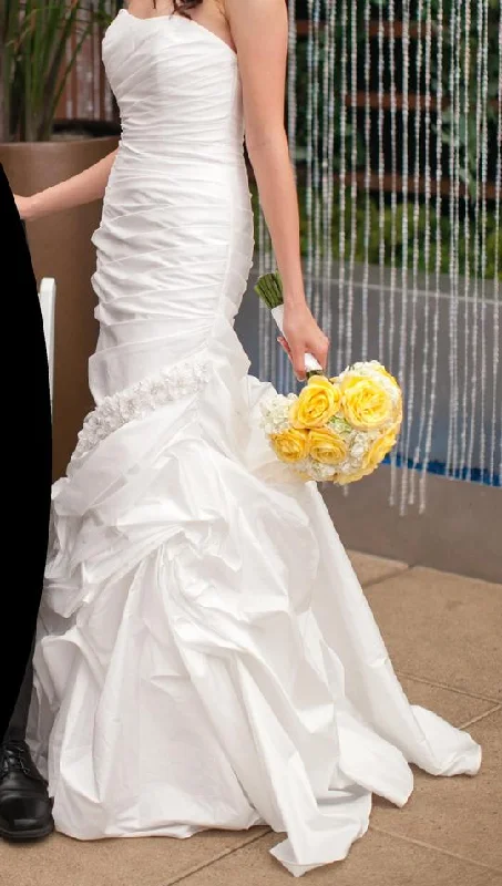 Hot Deal Alfred Angelo Ivory Taffeta Rapunzel Modern Wedding Dress