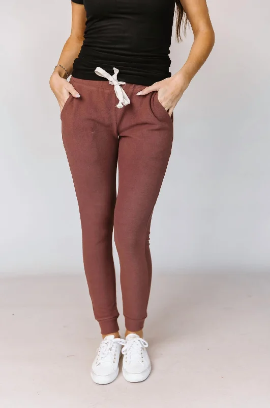 Deal Dash Performance Fleece Jogger In Mahogany
